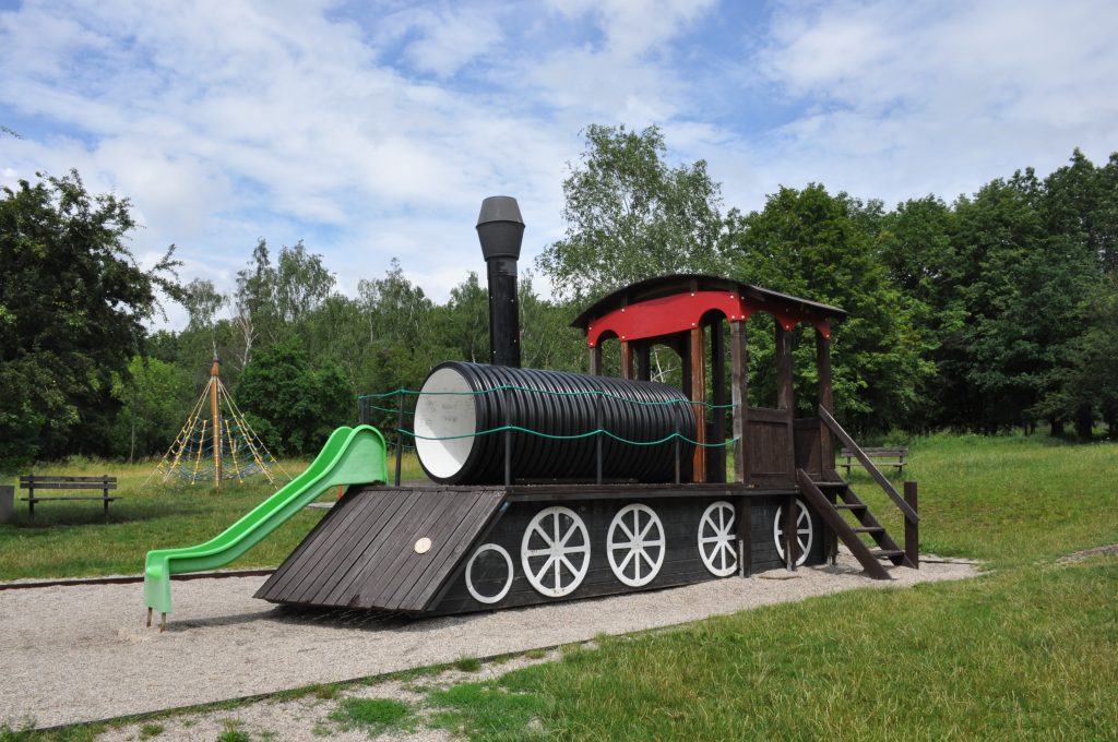 Fotografie: dětské hřiště s mašinkou, Park Šibeník