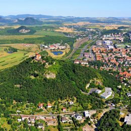 Fotografie: hrad Hněvín a Město Most