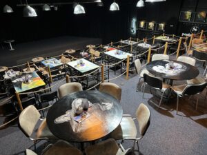 Fotografie: Studio3 - pohled z hlediště, malované kulaté stoly