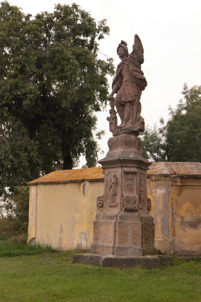 Fotografie: socha sv. Floriána, Kostel Povýšení sv. Kříže