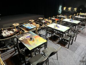 Fotografie: Studio3 - pohled z hlediště, malované stoly