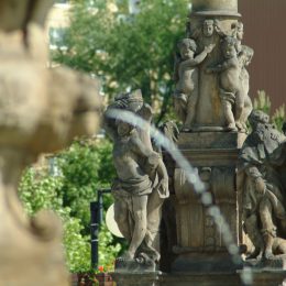 Fotografie: Morový sloup se sochou sv. Anny v Mostě, detail