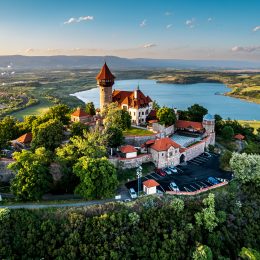 Fotografie: hrad Hněvín a jezero Most