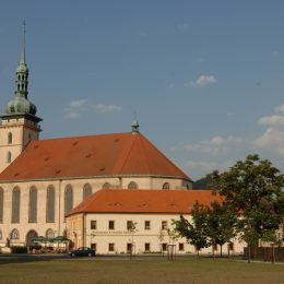 Fotografie: Kostel sv. Ducha a barokní špitál v popředí, za nimi Kostel Nanebevzetí Panny Marie