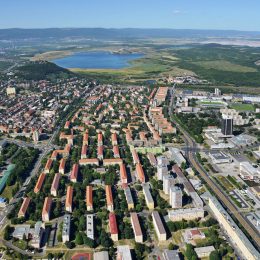 Fotografie: pohled na Město Most s jezerem